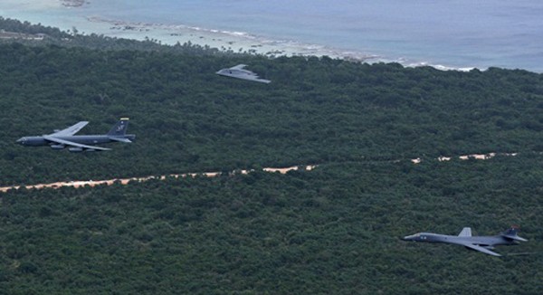 B-1, B-2, B-52 bay thành đội hình trên đảo Guam. Ảnh: USAirforce