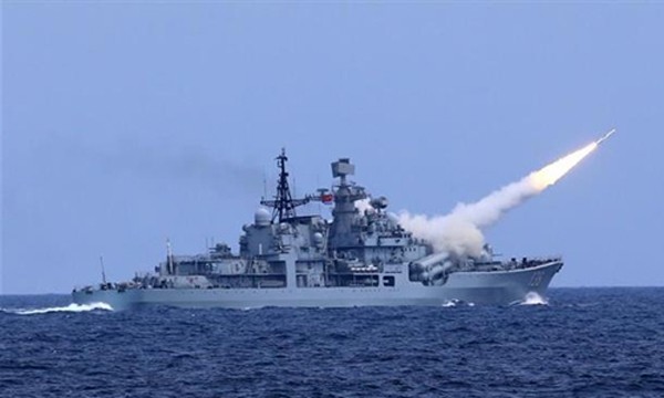Tàu hải quân Trung Quốc phóng tên lửa phòng không trong cuộc tập trận trên biển Hoa Đông ngày 1/8. Ảnh: Xinhua.