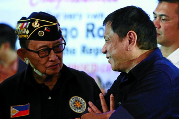 Cựu tổng thống Philippines Fidel Ramos, trái, là người nhận trách nhiệm đàm phán với Trung Quốc sau phán quyết của Tòa trọng tài. Ảnh: Inquirer