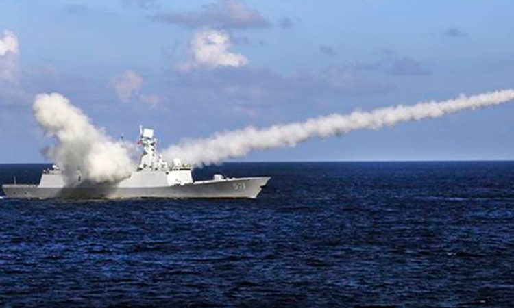Hải quân Trung Quốc tập trận bắn đạn thật phi pháp ở vùng biển giữa đảo Hải Nam và quần đảo Hoàng Sa của Việt Nam hôm 8/7. Ảnh: AP.