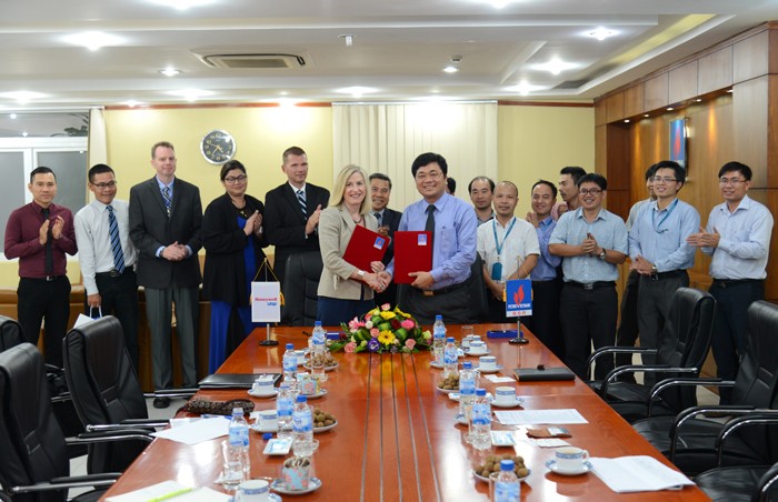 Ông Trần Ngọc Nguyên, Tổng giám đốc BSR và bà Rebecca Lieber, Tổng giám đốc Tập đoàn Honeywell UOP ký Biên bản ghi nhớ giữa hai đơn vị