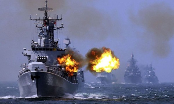 Tàu chiến Trung Quốc và Nga trong cuộc tập trận chung tại Biển Hoa Đông hồi tháng 5/2014. Ảnh: AP
