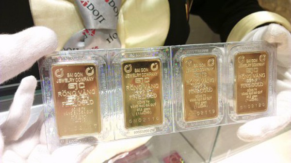 Mỗi lượng vàng miếng SJC hiện cao hơn thế giới gần 600.000 đồng. Ảnh: Q.Đ.