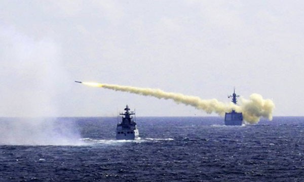 Trung Quốc tập trận bắn đạnthật trên biển Hoa Đông trong kịch bản bị gây nhiễu điện tử mạnh ngày1/8. Ảnh:AP