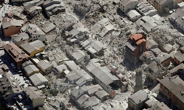 Khung cảnh đổ nát sau trận động đất mạnh 6,2 độ Richter ở Italy. Ảnh:AP.