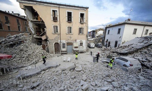 Hình ảnh đối lập của thị trấn Italy trước và sau động đất