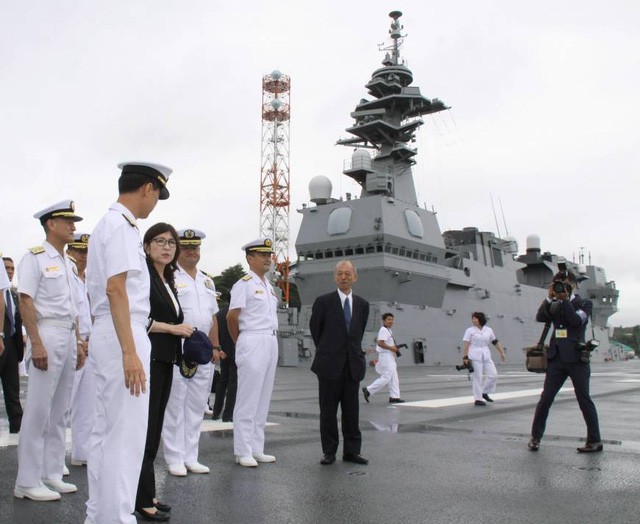 Tân bộ trưởng Quốc phòng Nhật thăm tàu sân bay Mỹ