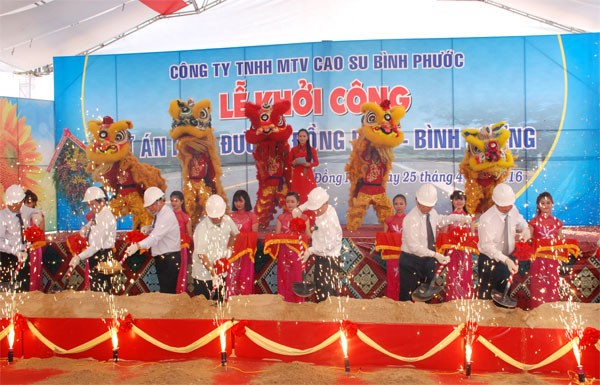 Lãnh đạo tỉnh và chủ đầu tư thực hiện nghi thức lễ khởi công. Nguồn: Binhphuoc.gov.vn