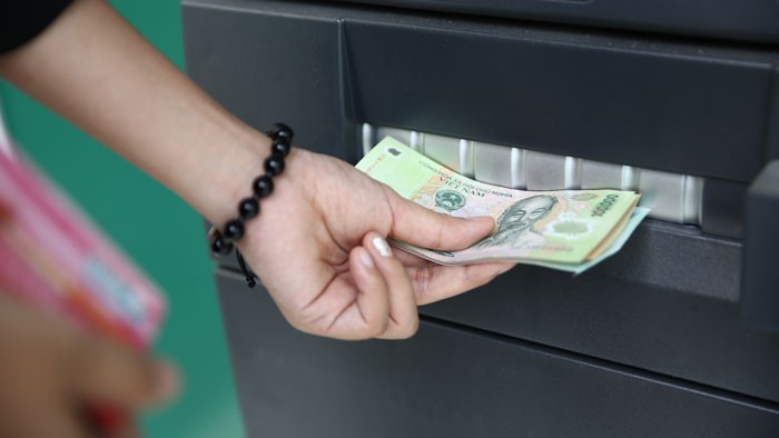 Khi đến ATM rút tiền, để tránh rủi ro, khách hàng nên che chắn đề phòng kẻ gian dùng thiết bị hiện đại đọc được nội dung thông tin của thẻ. Ảnh: Đinh Tuấn