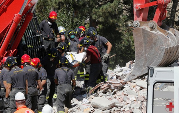 Một thi thể được lực lượng cứu hộ đưa ra khỏi đống đổ nát ở thị trấn Amatrice, Italy hôm qua. Ảnh: Reuters