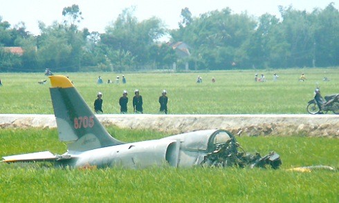 Máy bay quân sự cày một đoạn quốc lộ rồi lao xuống cánh đồng