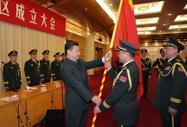 Ông Tập Cận Bình trao cờ cho các chỉ huy đơn vị quân đội mới thành lập. Ảnh:SCMP