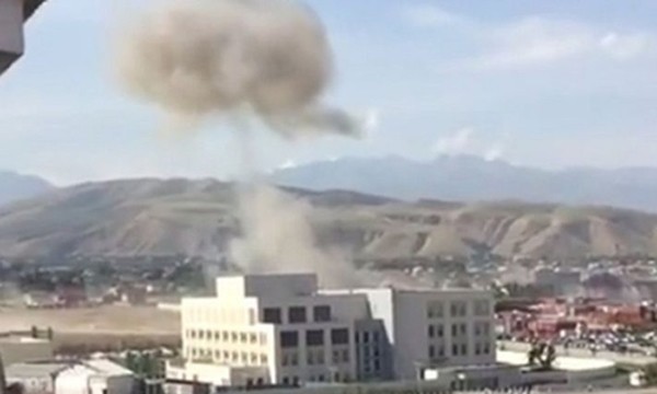 Cột khói bốc lên từ vụ bom xe lao vào đại sứ quán Trung Quốc. Ảnh: Press TV.