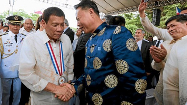 Ông Duterte bắt tay với Đại sứ Triệu tại sự kiện hôm qua. Ảnh: PPD