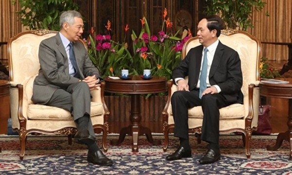 Chủ tịch nước Trần Đại Quang trao đổi với Thủ tướng Singapore Lý Hiển Long ngày 29/8. Ảnh: MCI.