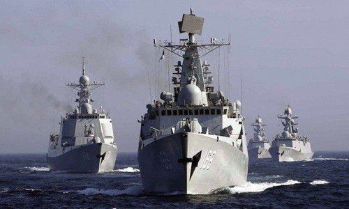 Đội tàu chiến Trung Quốc hoạt động trên biển. Ảnh:AP