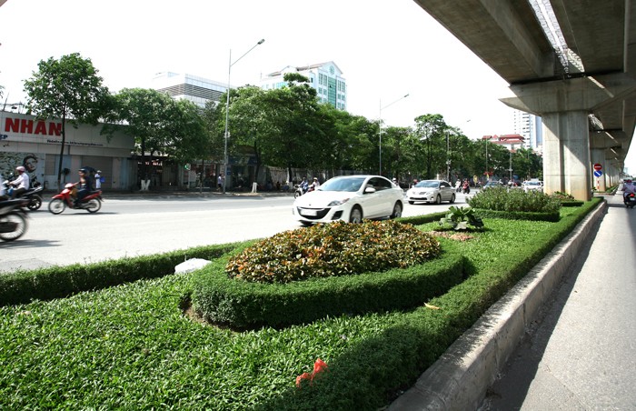 Kết quả lựa chọn nhà thầu thực hiện hàng loạt gói thầu dịch vụ công ích tại Hà Nội không được công khai khiến dư luận càng băn khoăn về nghi vấn “giao dịch ngầm”
