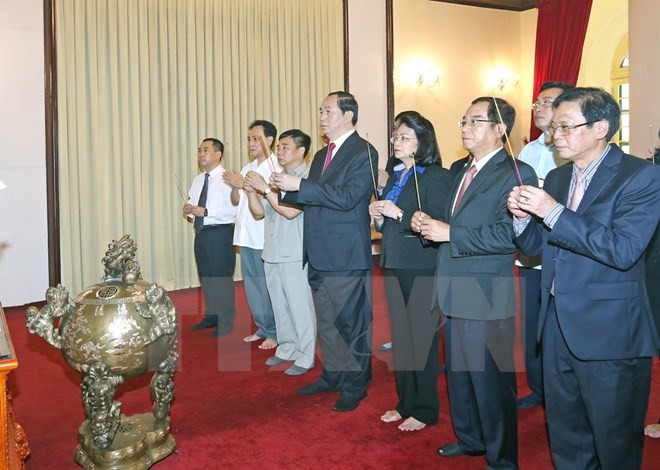 Chủ tịch nước Trần Đại Quang dâng hương tưởng niệm Chủ tịch Hồ Chí Minh tại Khu di tích Phủ Chủ tịch. (Ảnh: Nhan Sáng/TTXVN)