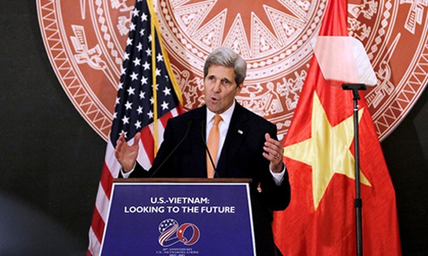 Ngoại trưởng Mỹ John Kerry phát biểu tại hội thảo kỷ niệm 20 năm bình thường hóa quan hệ với Việt Nam tại Hà Nội năm ngoái. Ảnh: Giang Huy