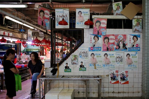 Hình ảnh các ứng viên chạy đua vào Hội đồng Lập pháp được dán tại một khu chợ ở Hong Kong, Trung Quốc. Ảnh: Reuters