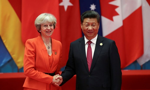 Thủ tướng Anh Theresa May (trái) và Chủ tịch Trung Quốc Tập Cận Bình tại hội nghị G20. Ảnh: Reuters
