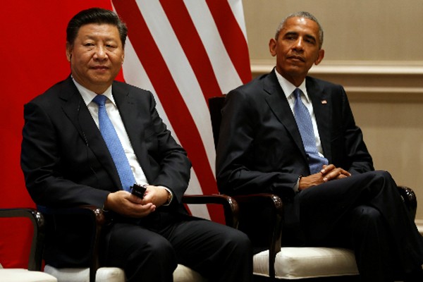 Chủ tịch Trung Quốc Tập Cận Bình và Tổng thống Mỹ Obama trong lễ phê chuẩn hiệp định Paris về biến đổi khí hậu. Ảnh:Reuters