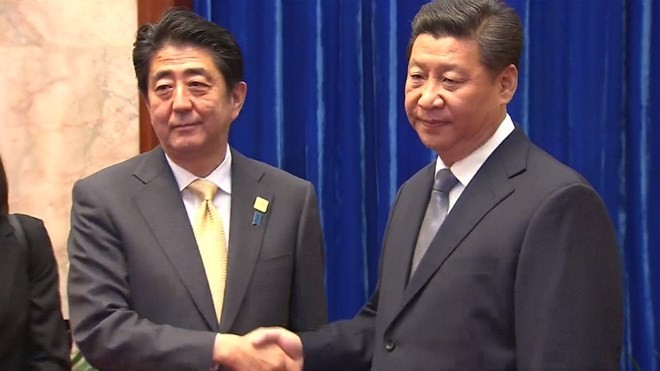 Thủ tướng Nhật Bản Shinzo Abe (trái) và Chủ tịch Trung Quốc Tập Cận Bình. (Nguồn: nbcnews.com)