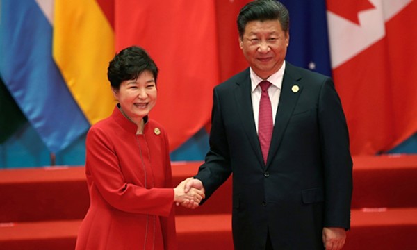 Tổng thống Hàn Quốc Park Geun-hye (trái) bắt tay Chủ tịch Trung Quốc Tập Cận Bình tại hội nghị thượng đỉnh G20 ở Hàng Châu, Trung Quốc, ngày 4/9. Ảnh:Reuters.