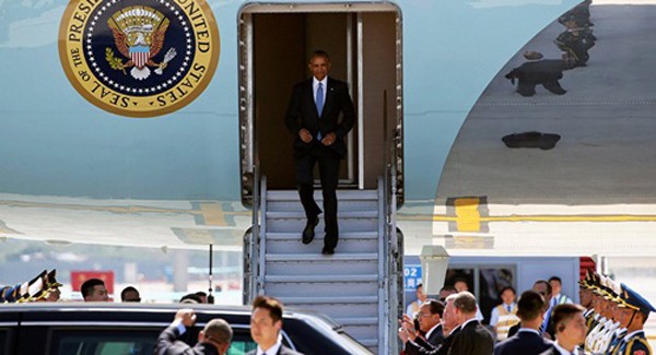 Tổng thống Obama bước xuống từ chuyên cơ tại sân bay thành phố Hàng Châu, Trung Quốc. Ảnh: Reuters