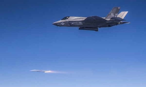 Tiêm kích F-35B phóng tên lửa AIM-120 trong một cuộc thử nghiệm. Ảnh:MarineTimes