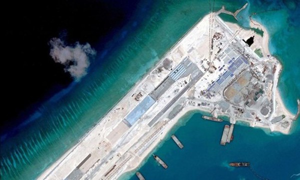 Trung Quốc bồi đắp đảo nhân tạo trái phép ở Biển Đông. Ảnh: Reuters