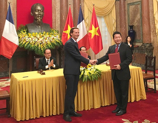 Lãnh đạo FPT và Telespazio France trao thỏa thuận hợp tác về triển khai Trung tâm EarthLab tại Việt Nam.