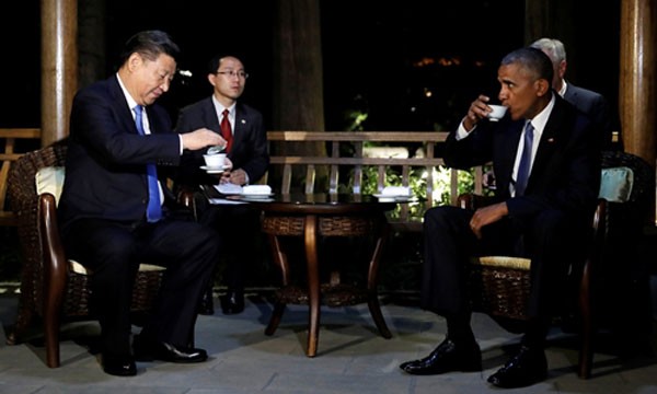Chủ tịch Trung Quốc Tập Cận Bình (trái) và Tổng thống Mỹ Barack Obama thưởng trà sau cuộc gặp song phương trước thềm hội nghị G20 ở Hàng Châu. Ảnh:Reuters