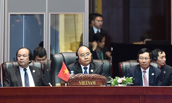 Thủ tướng Nguyễn Xuân Phúc và Phó thủ tướng Phạm Bình Minh dự lễ khai mạc Hội nghị Cấp cao ASEAN lần thứ 28 - 29. Ảnh: VGP.