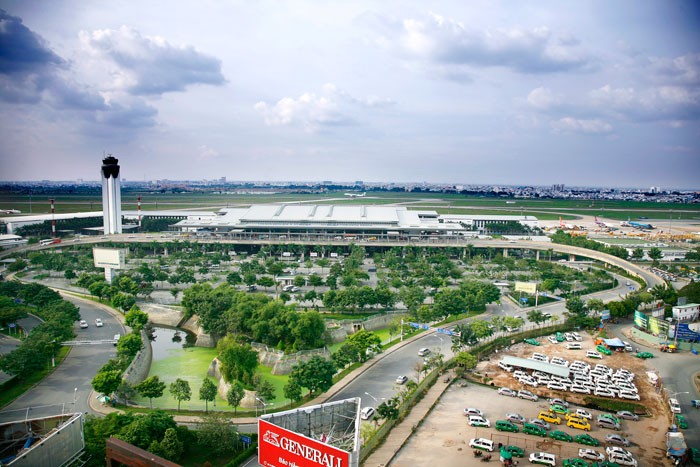 Các đề xuất đầu tư đường trên cao vào Sân bay Tân Sơn Nhất theo hình thức PPP sẽ giúp TP.HCM giảm được gánh nặng chi ngân sách cho hạ tầng giao thông. Ảnh: Lê Tiên