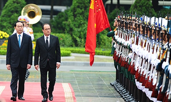 Chủ tịch nước Trần Đại Quang và Tổng thống Pháp Francois Hollande trong lễ đón tại Phủ Chủ tịch sáng 6/9. Ảnh: Giang Huy.