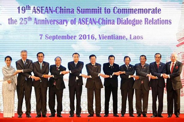 Các lãnh đạo ASEAN chụp ảnh chung tại hội nghị thượng đỉnh ở Vientiane, Lào. Ảnh: Reuters
