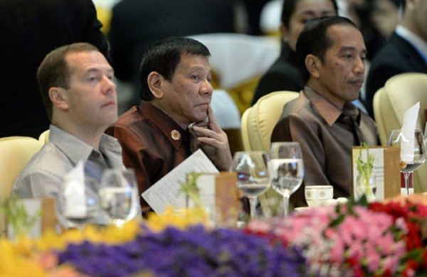 Ông Duterte ngồi giữa hai lãnh đạo Nga và Indonesia tại bữa tiệc tối qua ở Vientiane, Lào. Ảnh: AFP