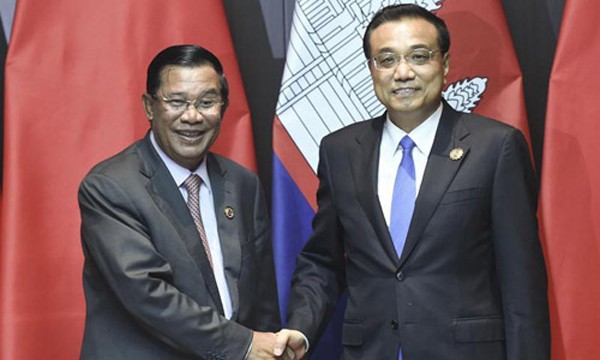 Thủ tướng Trung Quốc Lý Khắc Cường, phải, gặp gỡ người đồng cấp Campuchia Hun Sen. Ảnh: Xinhua