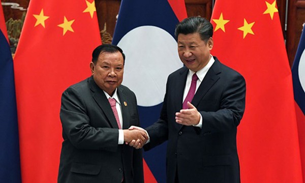 Chủ tịch Trung Quốc Tập Cận Bình (phải) và Chủ tịch Lào Bounnhang Vorachith. Ảnh: AFP
