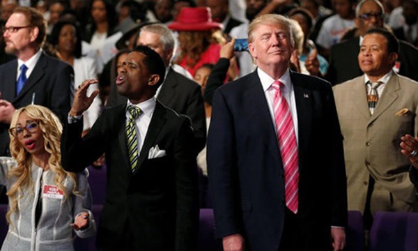 Donald Trump dự lễ ở một nhà thờ tại thành phố Detroit, nơi ông gặp gỡ giáo đoàn người Mỹ gốc Phi hôm 3/9. Ảnh: Reuters