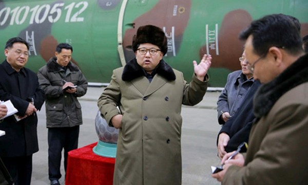 Nhà lãnh đạo Kim Jong-un thăm các chuyên gia hạt nhân Triều Tiên. Ảnh: KCNA.