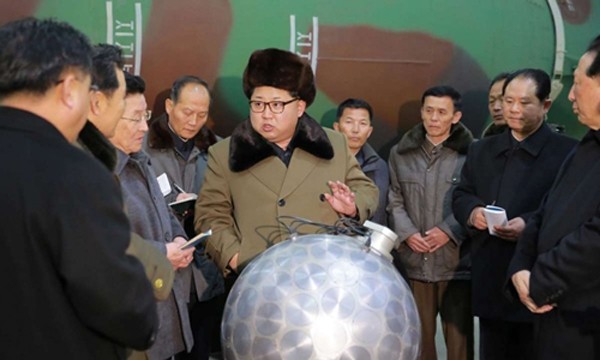 Ông Kim Jong-un trò chuyện với các nhà khoa học hạt nhân Triều Tiên. Ảnh:KCNA.