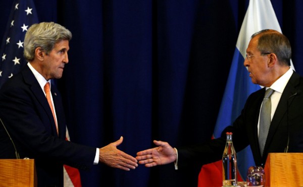 Ngoại trưởng Mỹ bắt tay với người đồng cấp Nga trong cuộc họp báo tại Geneva, Thụy Sĩ. Ảnh: Reuters