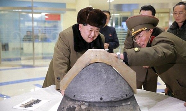 Ông Kim Jong-un xem xét một đầu đạn tên lửa của Triều Tiên. Ảnh: Reuters.