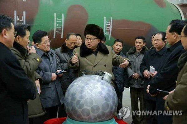 Ông Kim Jong-un trò chuyện với các nhà khoa học hạt nhân Triều Tiên. Ảnh:Yonhap.