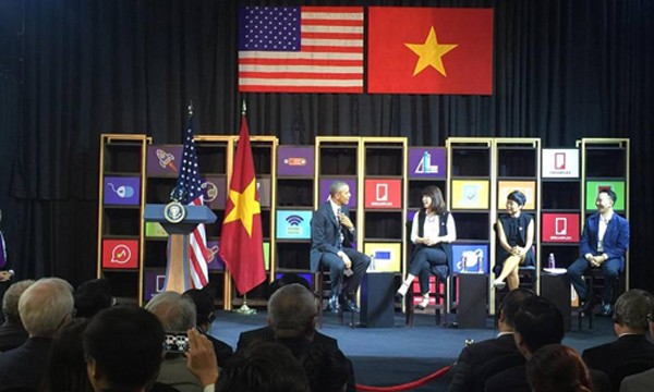 Tổng thống Obama trực tiếp trao đổi với ba doanh nhân trẻ tại Dreamplex chuyến thăm Việt Nam mới đây.