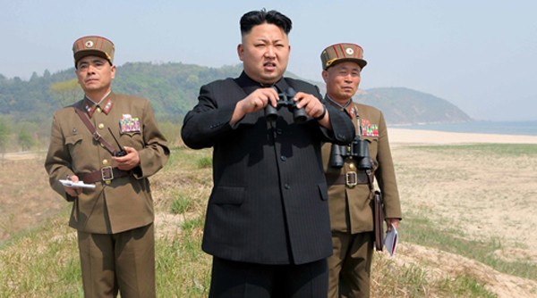 Nhà lãnh đạo Triều Tiên Kim Jong-un và hai quan chức quân đội. Ảnh: KCNA
