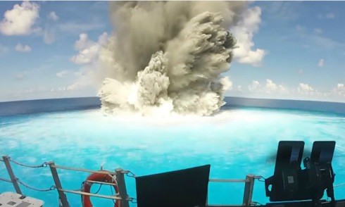 Tàu chiến Mỹ đứng vững trước vụ nổ lớn trên biển