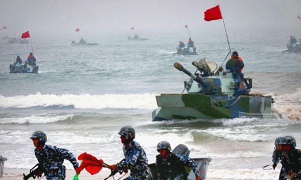 Xe tăng lội nước và lính thủy đánh bộ Trung Quốc trong một cuộc tập trận đổ bộ đánh chiếm đảo tại tỉnh Sơn Đông. Ảnh: SCMP